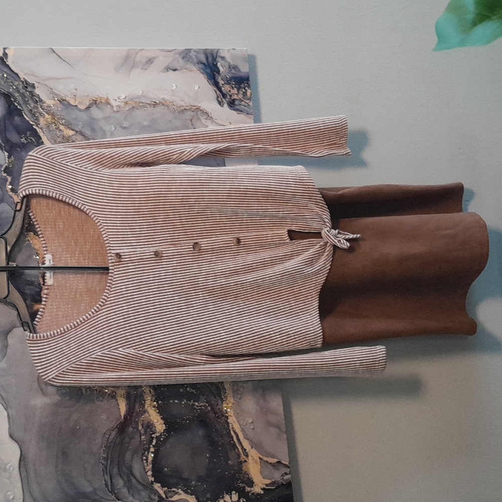 Cream & tan long sleeve shirt, W/ tan suede skirt.